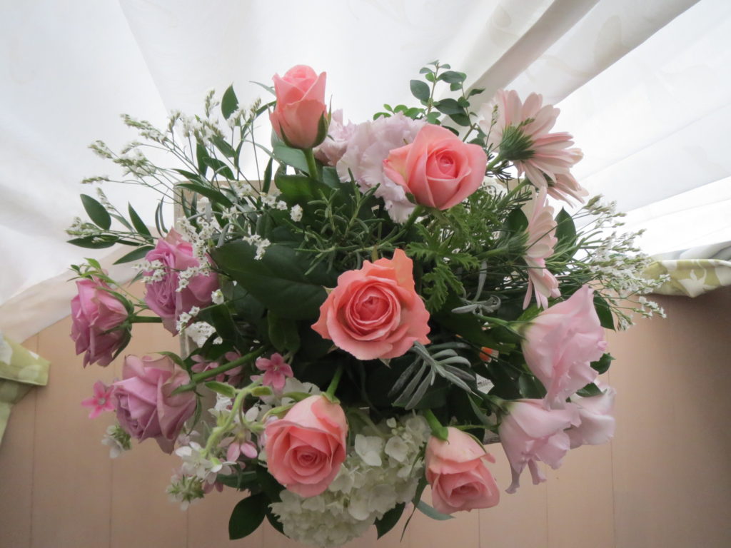 木蓮が咲き誇る オーバルモダンアレンジメント｜横長デザイン・光触媒